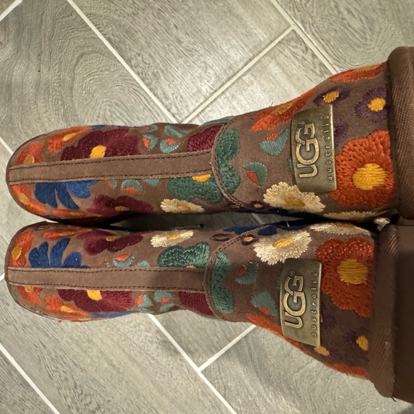 NWOT Floral Embroidered Brown UGG Boots - Picture 5 of 6